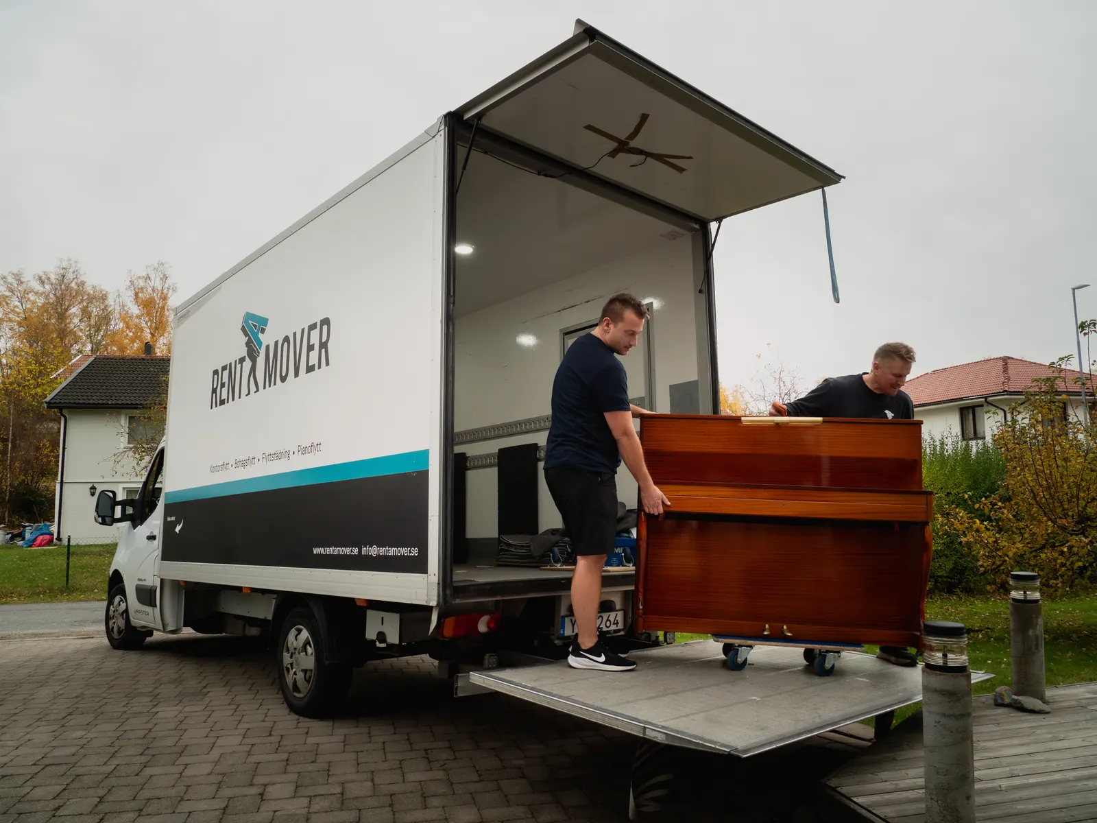 Pianoflytt och flygeltransport i Stockholm med Rent A Mover